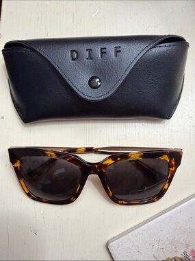 Diff Eyewear Tortoiseshell Oversized Sunglasses with Black Case
